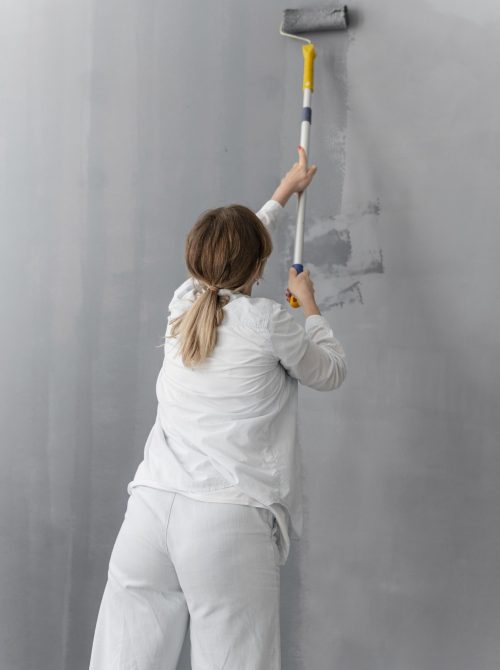 pared-pintura-mujer-tiro-medio